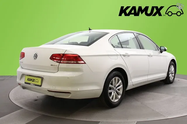 Volkswagen Passat Sedan Comfortline 1,6 TDI / Webasto / Navi Image 4